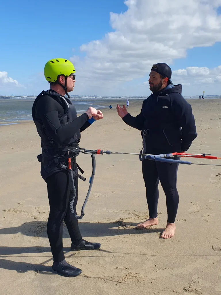 Cours de kitesurf adapté au niveau de l’élève avec apprentissage du contrôle de l’aile sur la plage