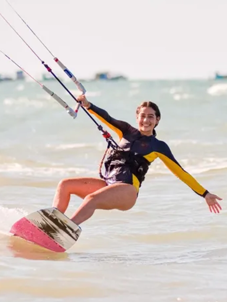 Kitesurfeuse naviguant sur le spot de Tremembé près d'Icapuí au Brésil