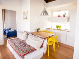 Appartement moderne avec cuisine équipée et salon à Lo Stagnone en Sicile, idéal pour un séjour kitesurf.