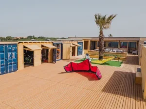 Base de kitesurf du Wind Resort à Lo Stagnone en Sicile avec stockage du matériel, terrasse et accès direct au spot.