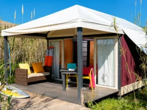 Hébergement glamping du Wind Resort à Lo Stagnone en Sicile, idéal pour un séjour kitesurf.