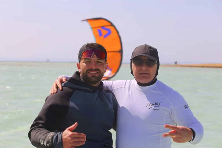 Twee leden van de KiteTrek-community ontmoeten elkaar op een kitesurfspot in Zeeland vóór een sessie.