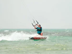Kitesurfer riding on the Lo Stagnone lagoon in Sicily, an ideal spot for learning and progressing in kitesurfing.