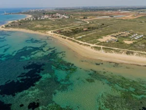 Vue aérienne du lagon de Lo Stagnone en Sicile, célèbre spot de kitesurf aux eaux peu profondes.