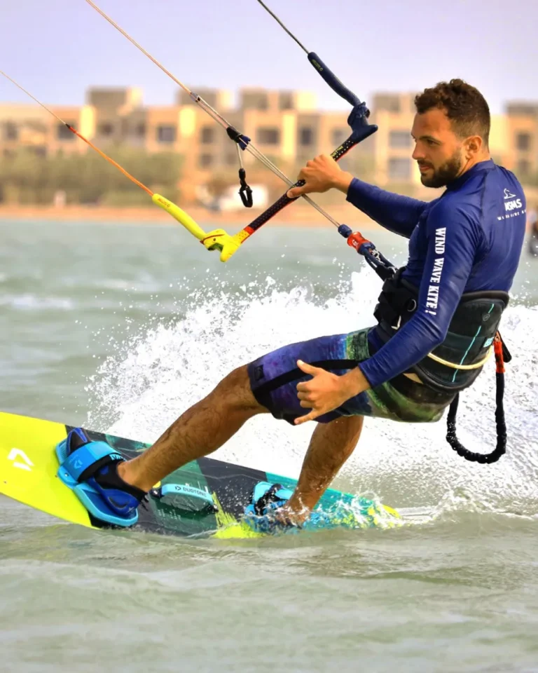 Rider die zelfstandig vaart na het leren kitesurfen bij KiteTrek in Zeeland.