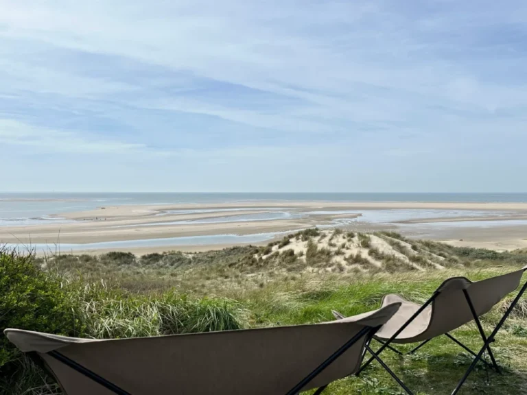 Panoramic view of the dunes and beach in Zeeland, an ideal kitesurf destination.